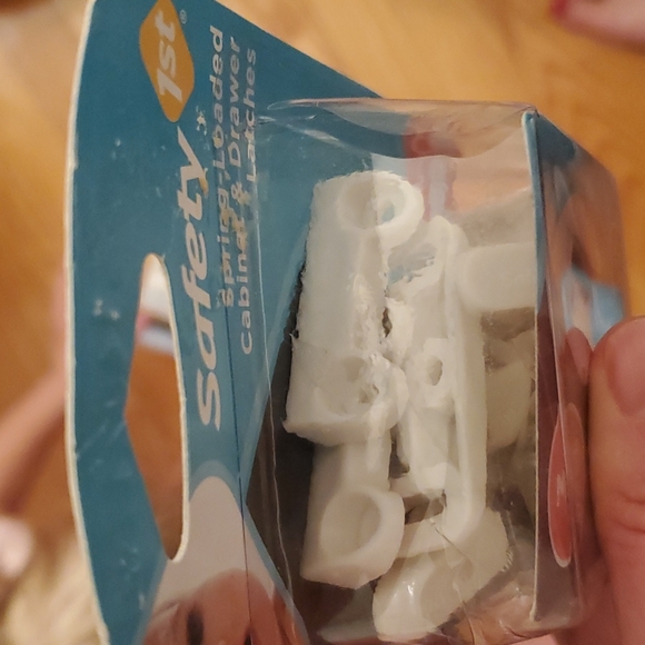 NWT Safety 1st child proofing cabinet latches - 3 pack - Picture 3 of 3